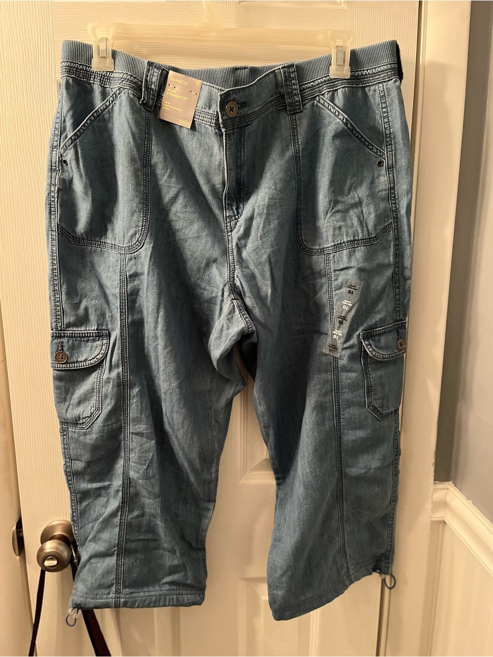 Style& CoLight Blue Denim Capris w/handy pockets & adjustable bungees at the hem